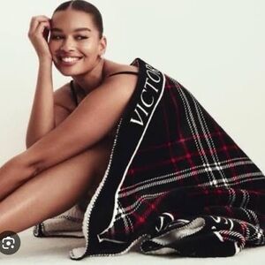 VICTORIA’S SECRET COZY FLEECE BLANKET